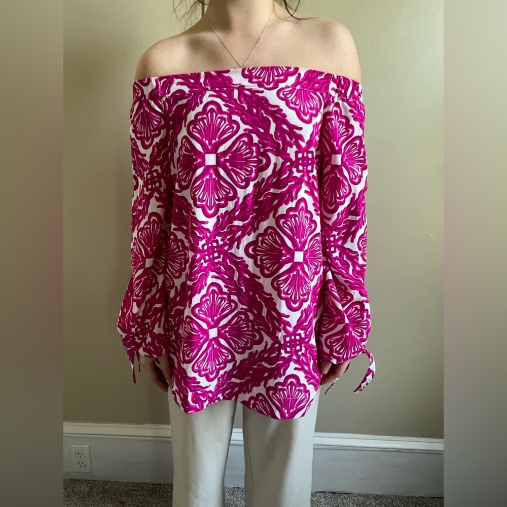 Perfect condition. Pink and white wide neck top.